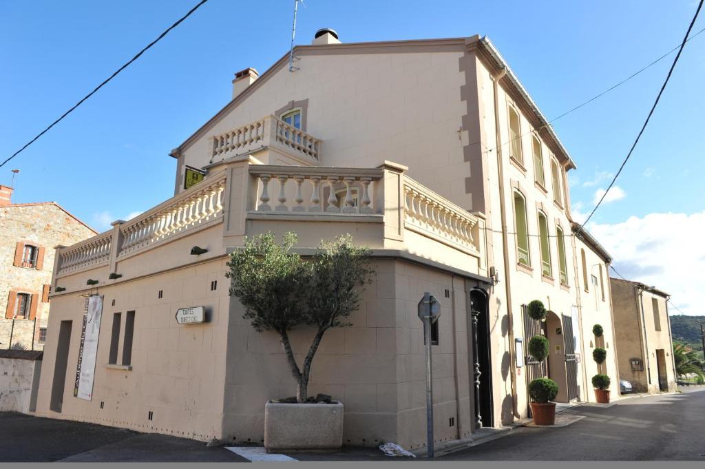 Logis Auberge Restaurant Du Vigneron Cucugnan Bagian luar foto