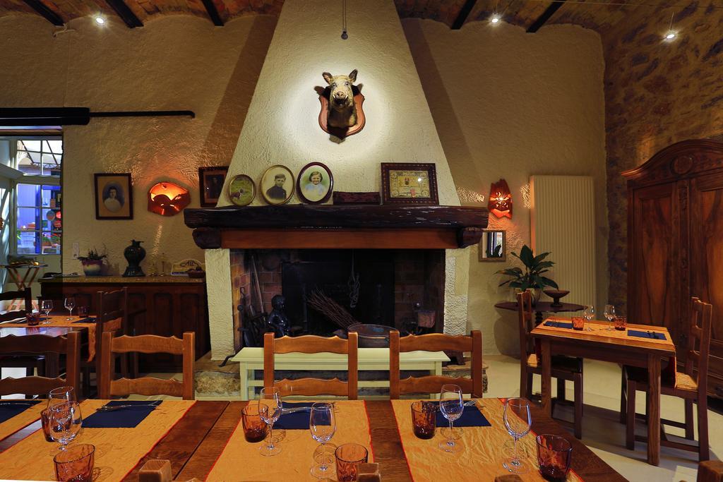 Logis Auberge Restaurant Du Vigneron Cucugnan Bagian luar foto