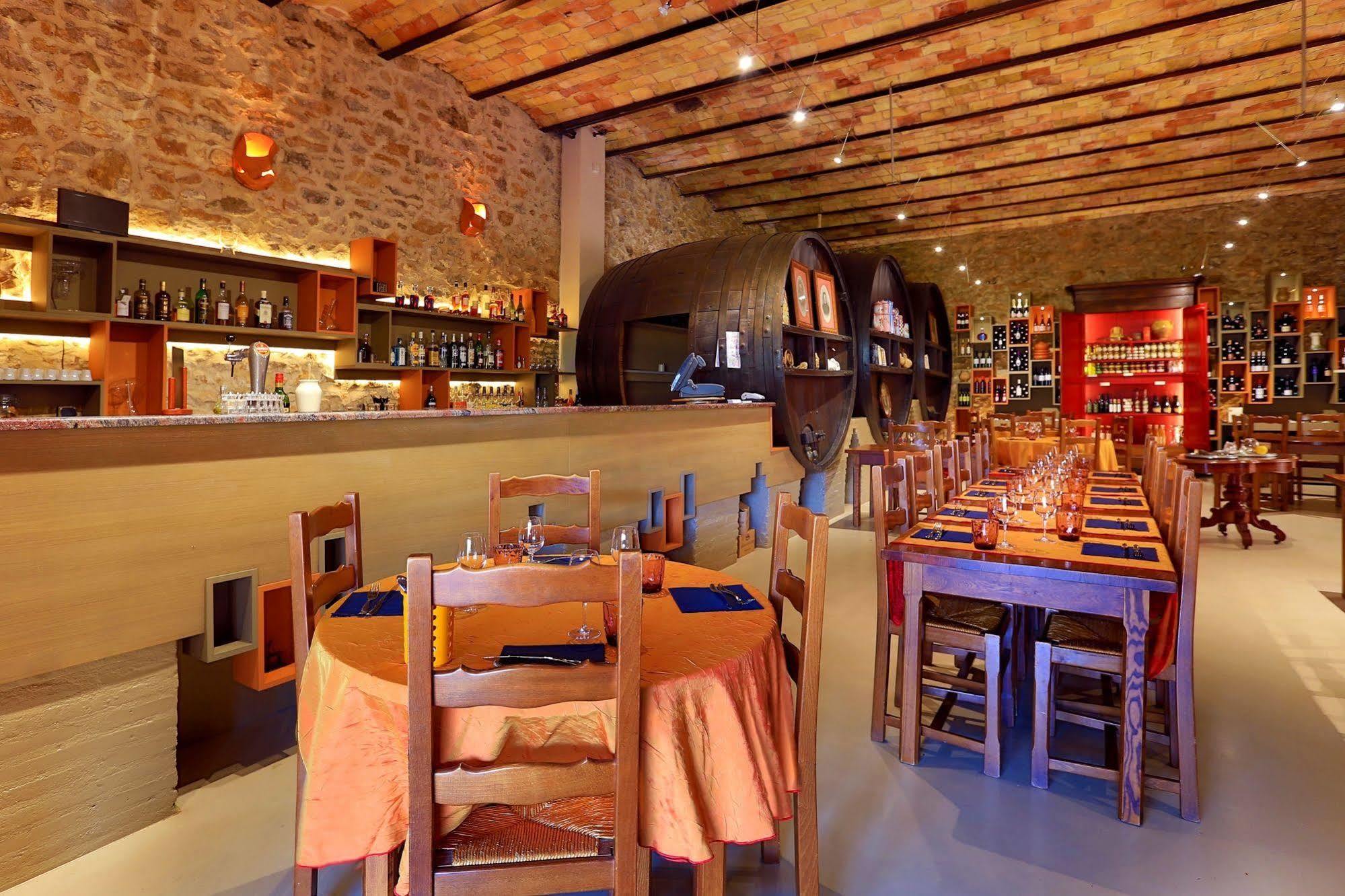 Logis Auberge Restaurant Du Vigneron Cucugnan Bagian luar foto