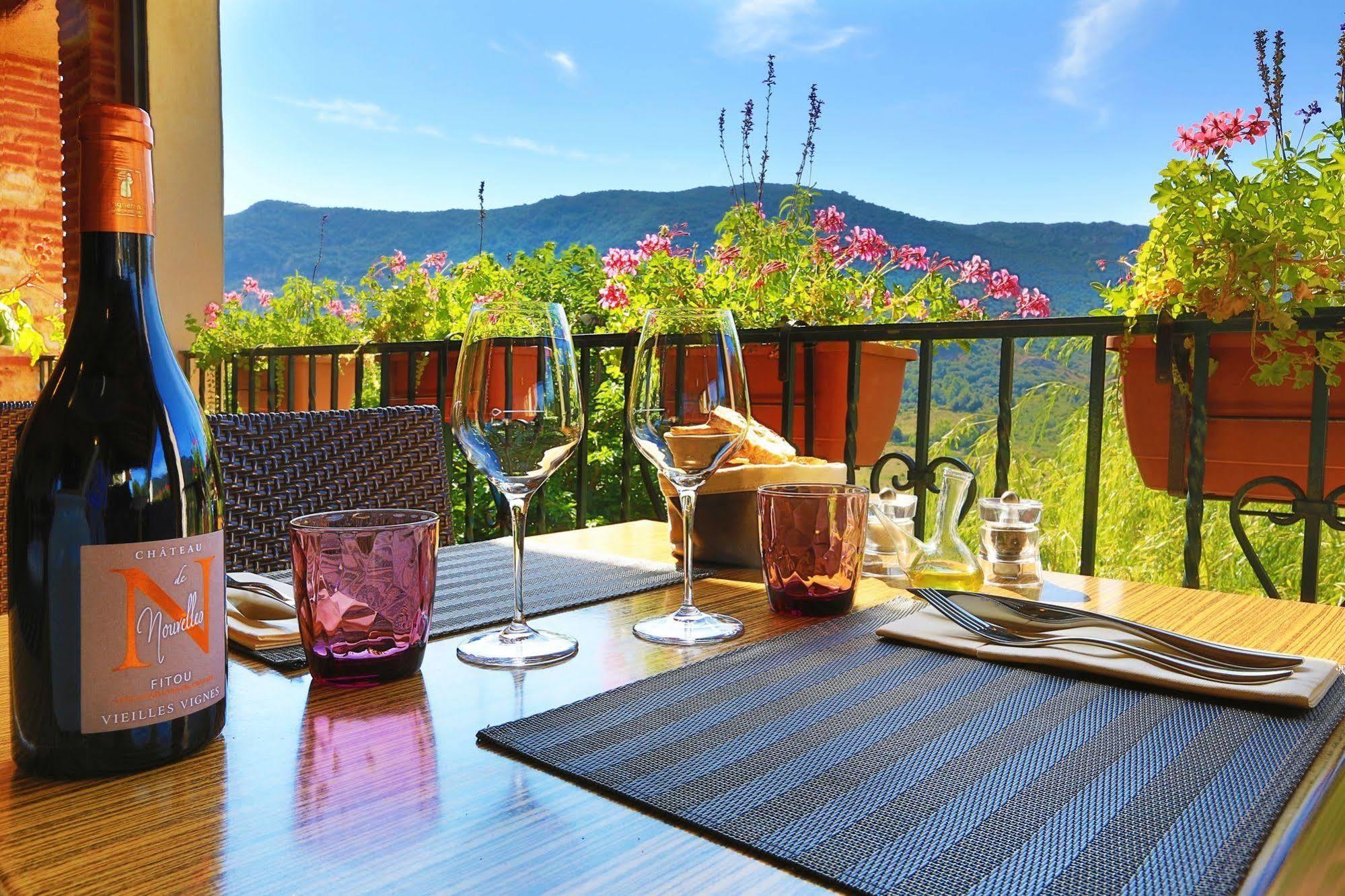 Logis Auberge Restaurant Du Vigneron Cucugnan Bagian luar foto