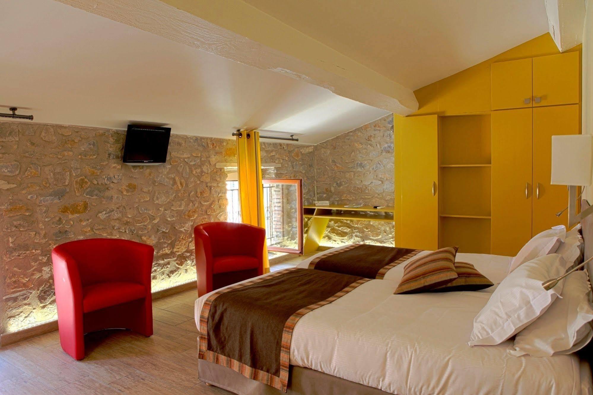 Logis Auberge Restaurant Du Vigneron Cucugnan Bagian luar foto